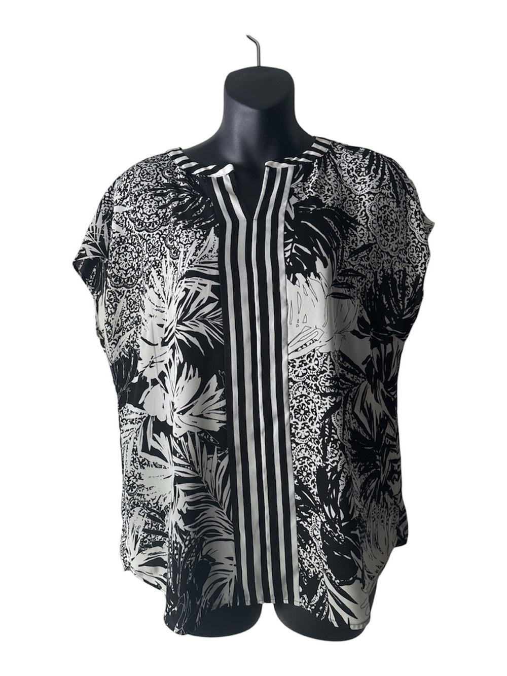 Talbots Women's Black & White Printed  Sleeveless Blouse Top Size MP